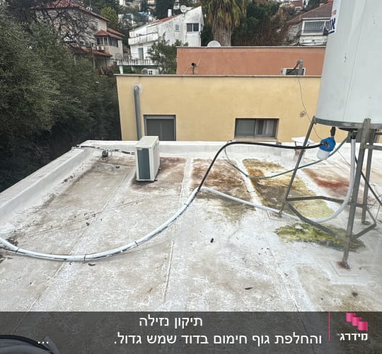דוד שמש על גג עם צינורות מחוברים